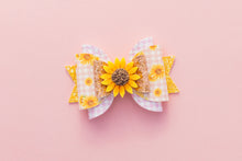Load image into Gallery viewer, Sunflower 4.5inch (11.4cm) Maria Clay Bow