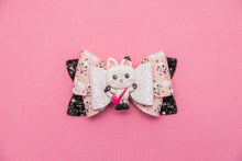 Load image into Gallery viewer, Hug Attack Kitty 3.5 inch (8.9cm) Gracie Clay Bow