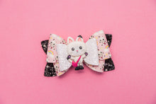 Load image into Gallery viewer, Hug Attack Kitty 3.5 inch (8.9cm) Gracie Clay Bow